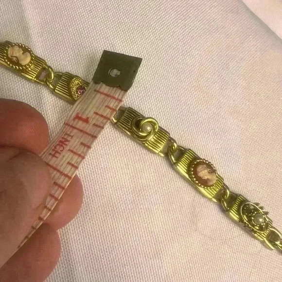 Beautiful Vintage unSigned Goldette Victorian Revival Slide Charm Bracelet - Picture 14 of 16